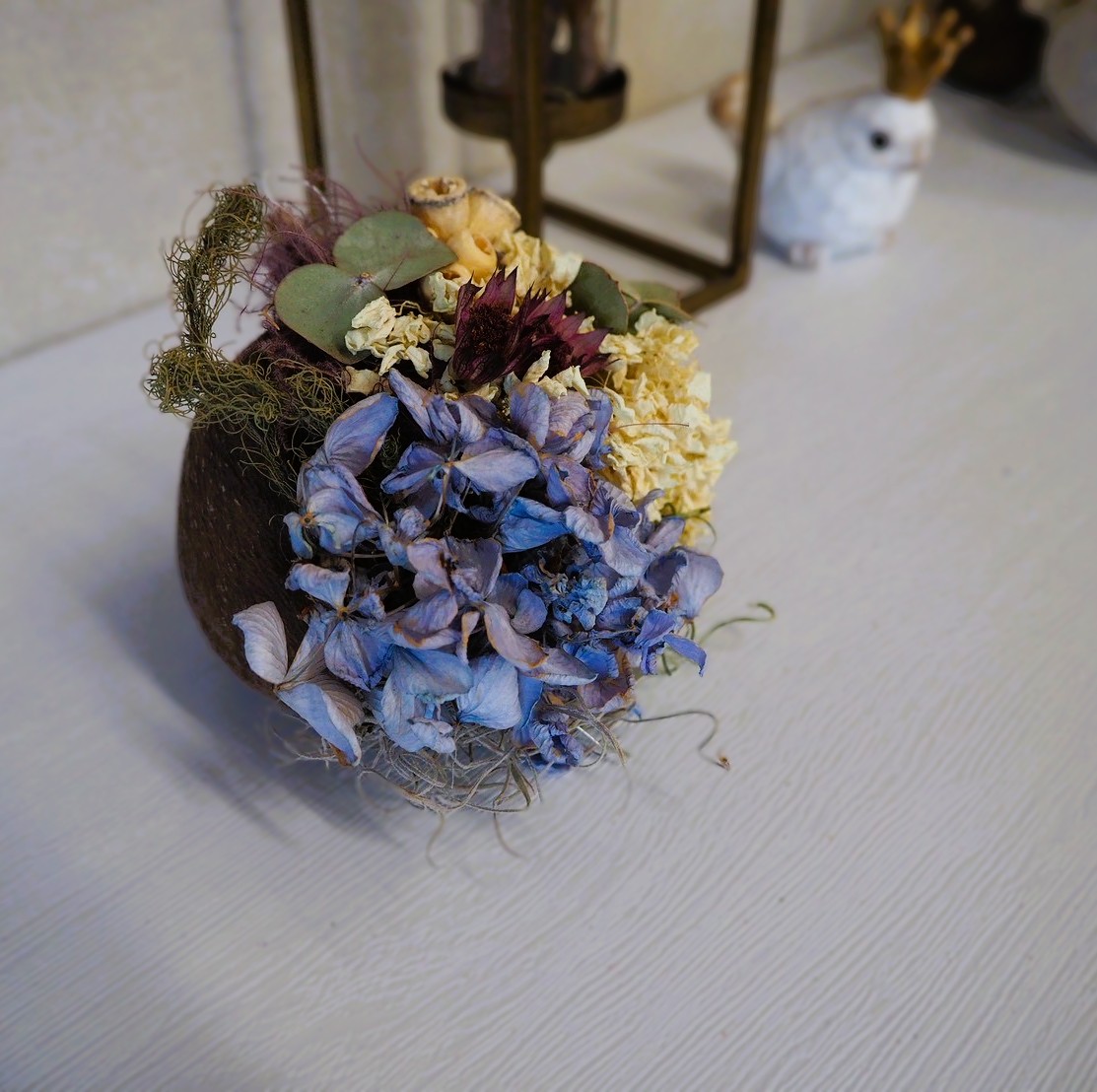 ブッダナッツの小さな花あそび 〜ブルーアジサイが咲く手のひらのドライアレンジ〜